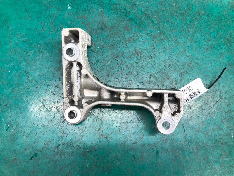 Кронштейн промежуточного вала правый CHEROKEE 14- 2017 Внедорожник 2.4 Кронштейн промежуточного вала правый CHEROKEE 14- 2017 Внедорожник 2.4