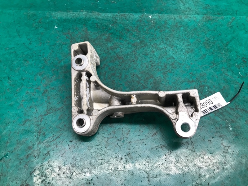 Кронштейн промежуточного вала правый JEEP CHEROKEE 14- Внедорожник 2.4 Кронштейн промежуточного вала правый JEEP CHEROKEE 14- Внедорожник 2.4