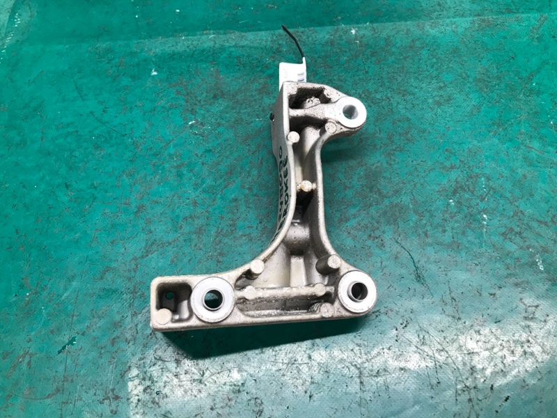 Кронштейн промежуточного вала правый CHEROKEE 14- 2017 Внедорожник 2.4 Кронштейн промежуточного вала правый CHEROKEE 14- 2017 Внедорожник 2.4