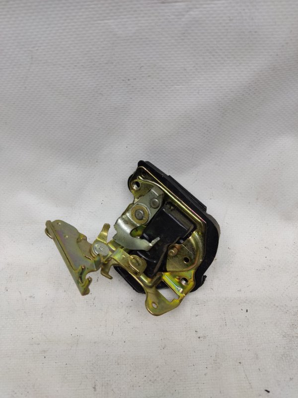 Замок крышки багажника задний левый LX470 98-07 Замок крышки багажника задний левый LX470 98-07