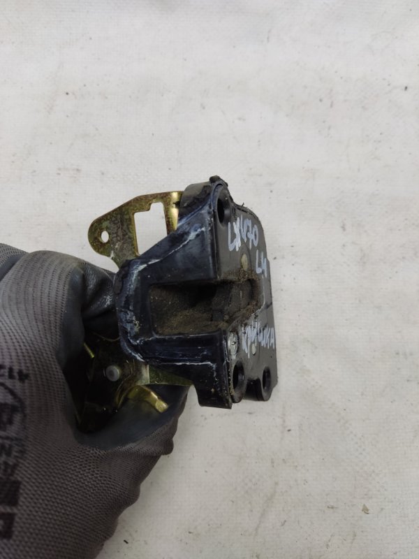 Замок крышки багажника задний левый LEXUS LX470 98-07 Замок крышки багажника задний левый LEXUS LX470 98-07