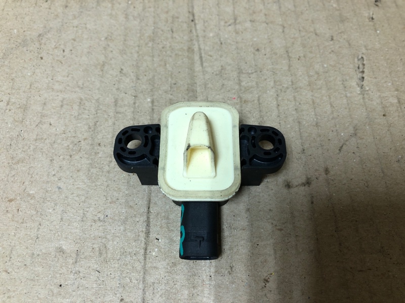 Датчик удара передний правый QX30 16-20