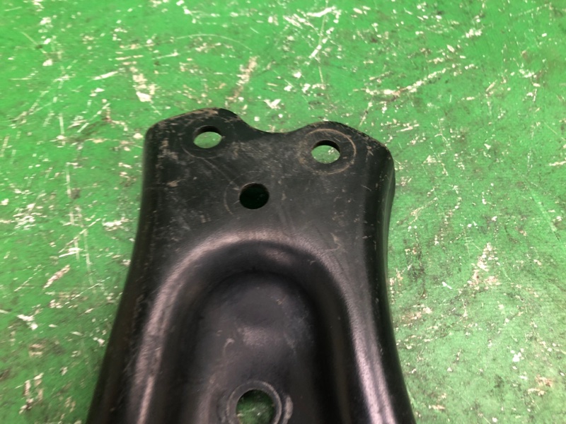 Рычаг передней подвески нижний правый RENEGADE (BU) 14- 2018 BU 2.4 ED6 Рычаг передней подвески нижний правый RENEGADE (BU) 14- 2018 BU 2.4 ED6