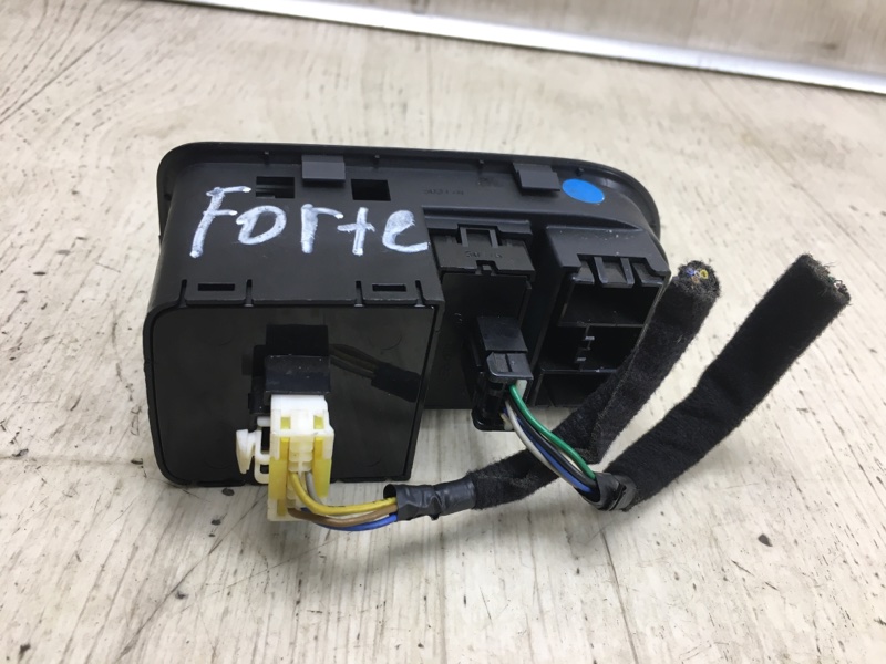 Блок кнопок торпедо FORTE YD 12- 2015 YD 1.8 G4NB Блок кнопок торпедо FORTE YD 12- 2015 YD 1.8 G4NB