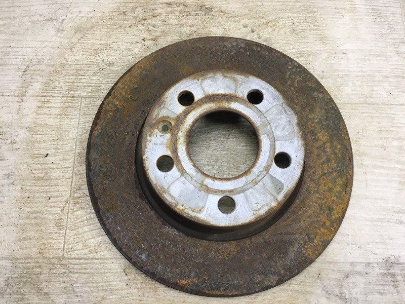 Тормозной диск задний VOLKSWAGEN PASSAT B7 11-15 2014 A32 1.8 CPRA 561 615 601 A Б/У