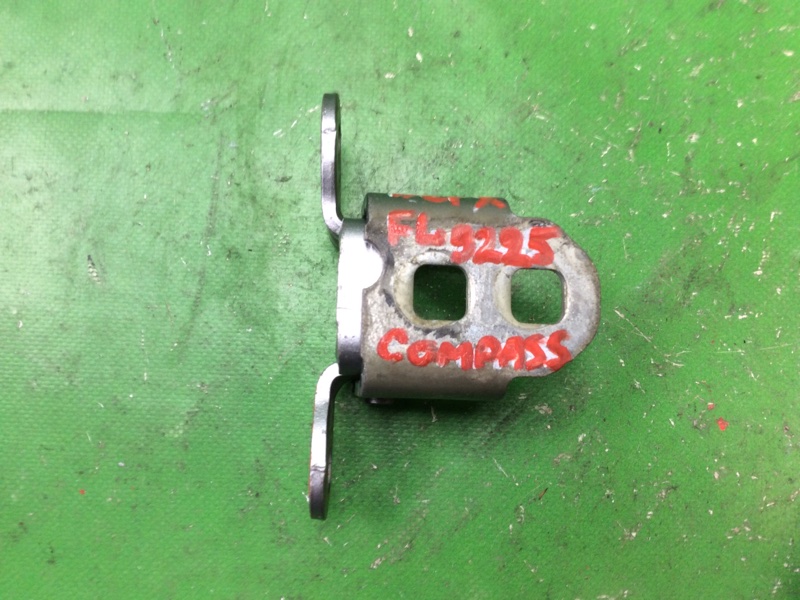 Запчасть петля двери верхняя левая JEEP COMPASS 06-16 2014 MK49 2.0 ECN 5074257AB Б/У Петля двери верхняя левая JEEP COMPASS 06-16 2014 MK49 2.0 ECN 5074257AB Б/У