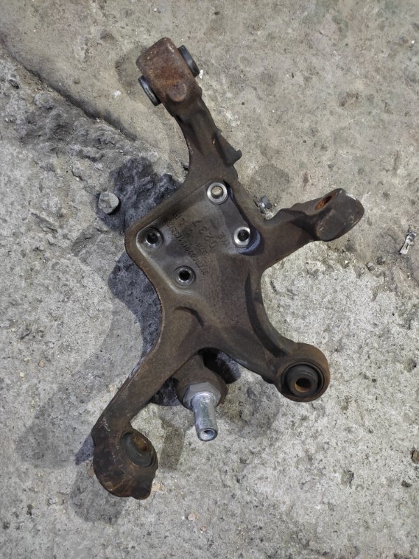 Цапфа задняя левая MITSUBISHI GALANT 03-12 Седан 2.4