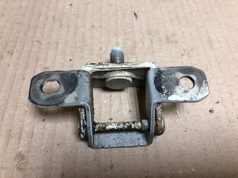 Петля крышки багажника левая JUKE 10-19 2012 Хетчбек 1.6 MR16DDT