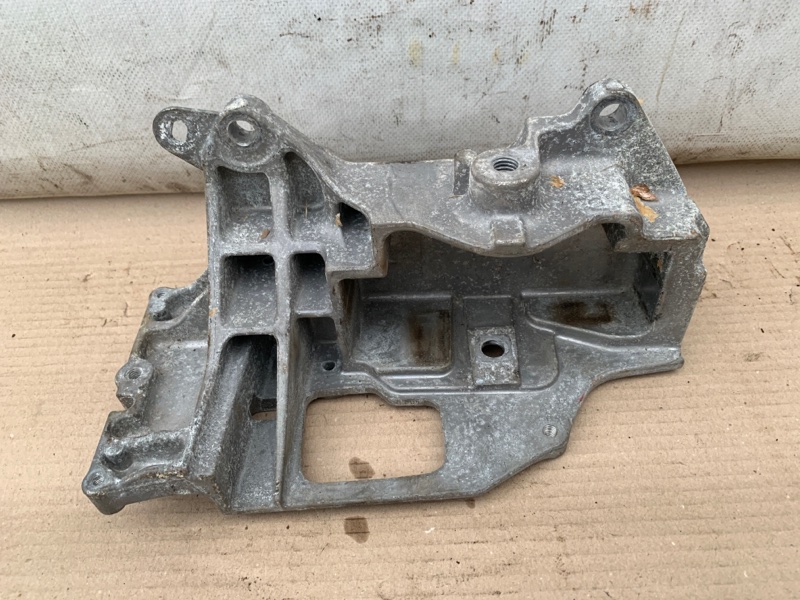 Кронштейн опоры двигателя левый NISSAN JUKE 10-19 2012 Хетчбек 1.6 MR16DDT 11220-1KF1A Б/У