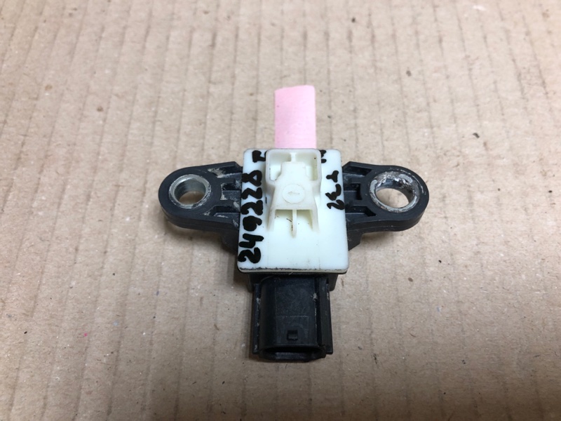 Датчик удара передний левый X-TRAIL/ROGUE T32 13-20 2016 T32 2.5 QR25DE