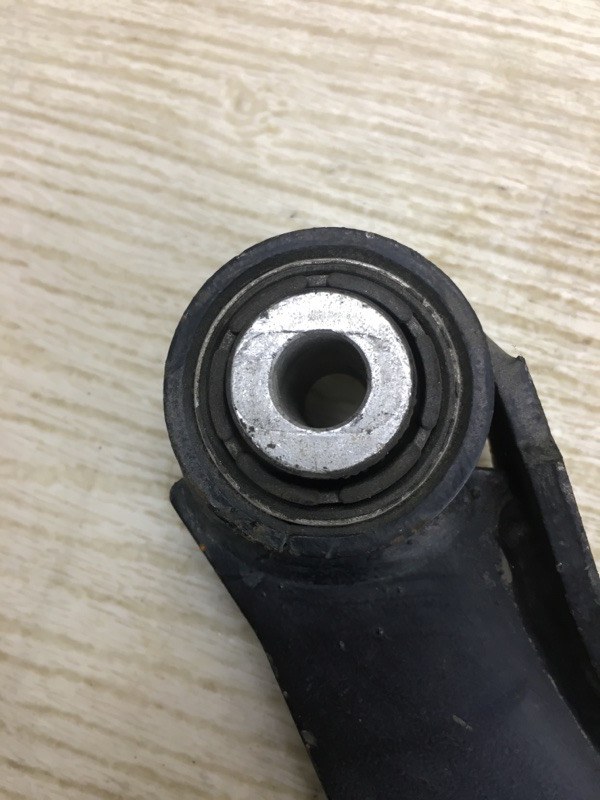 Рычаг задней подвески поперечный верхний PASSAT B7 11-15 2013 A32 CBTA 2.5L