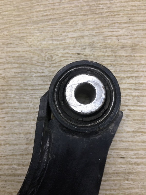 Рычаг задней подвески поперечный верхний PASSAT B7 11-15 2013 A32 CBTA 2.5L