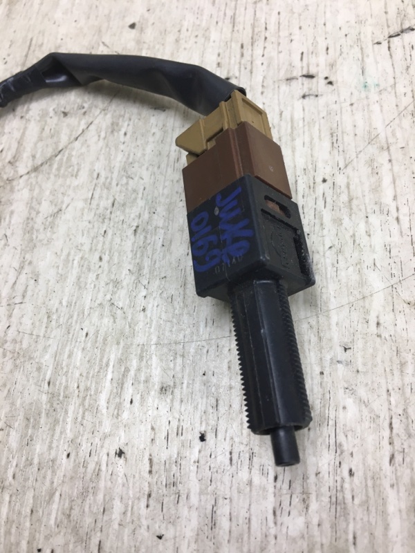 Датчик положения педали тормоза JUKE 10-19 2010 F15 1.6 MR16DDT