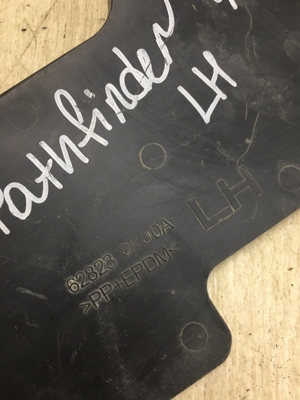 Брызговик задний левый PATHFINDER R52 12-21 2018 R52 3.5 VQ35DD