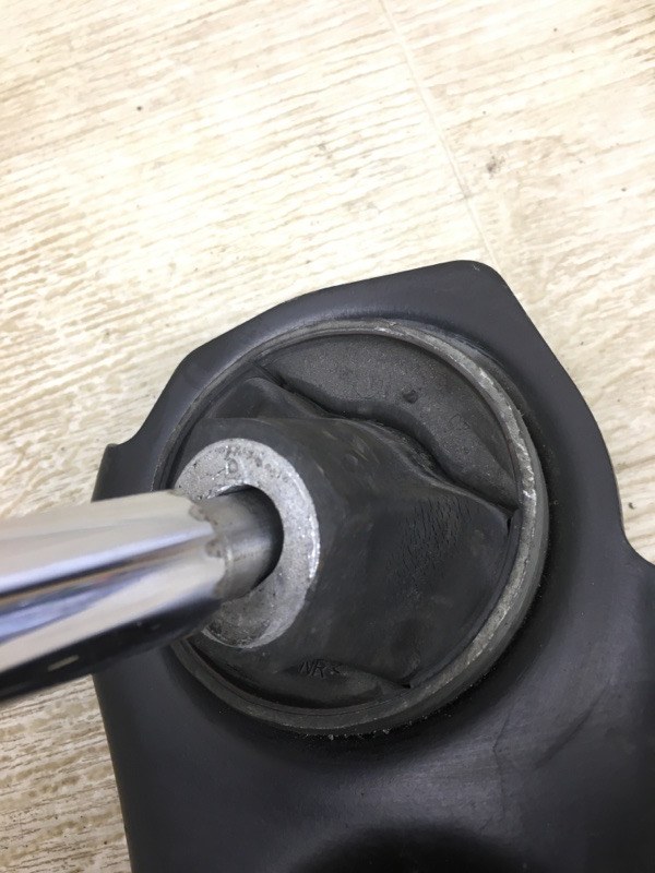 Рычаг передней подвески нижний правый RENEGADE (BU) 14- 2015 BU 2.4 ED6 Рычаг передней подвески нижний правый RENEGADE (BU) 14- 2015 BU 2.4 ED6