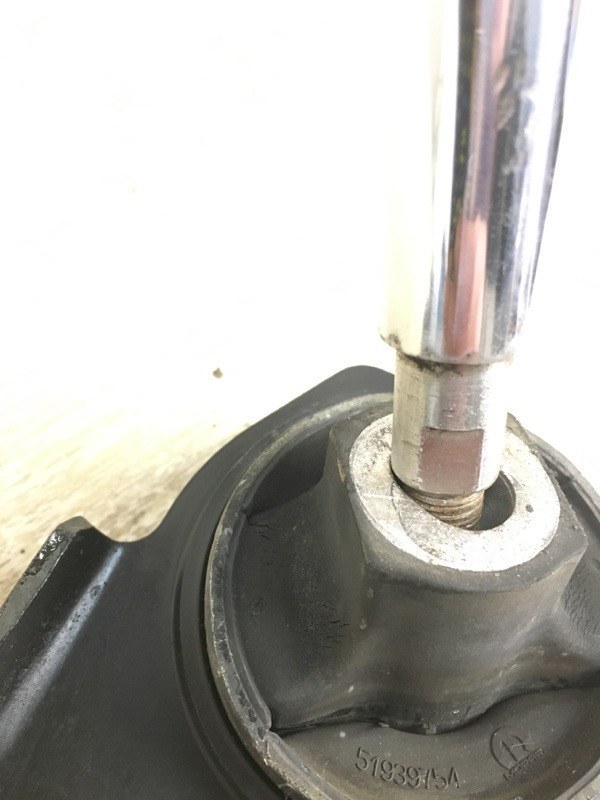 Рычаг передней подвески нижний правый RENEGADE (BU) 14- 2015 BU 2.4 ED6 Рычаг передней подвески нижний правый RENEGADE (BU) 14- 2015 BU 2.4 ED6