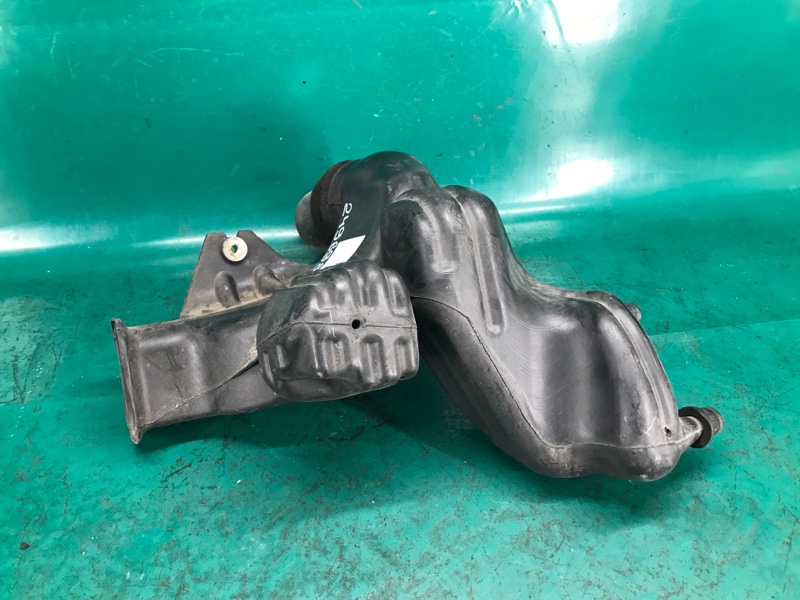 Патрубок воздушного фильтра 300 04-10 2008 Седан 3.5 EGG