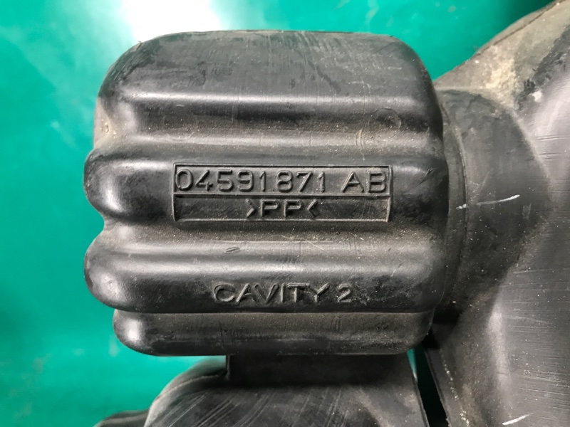 Патрубок воздушного фильтра 300 04-10 2008 Седан 3.5 EGG