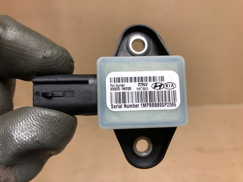 Датчик удара передний правый HYUNDAI SONATA YF 10-14 YF 2.4 G4KK