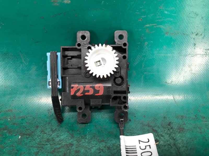 Запчасть моторчик заслонки печки TOYOTA PRIUS 16- 2016 Хэтчбек 1.8 2ZRFXE 87106-47200 Б/У Моторчик заслонки печки TOYOTA PRIUS 16- 2016 Хэтчбек 1.8 2ZRFXE 87106-47200 Б/У