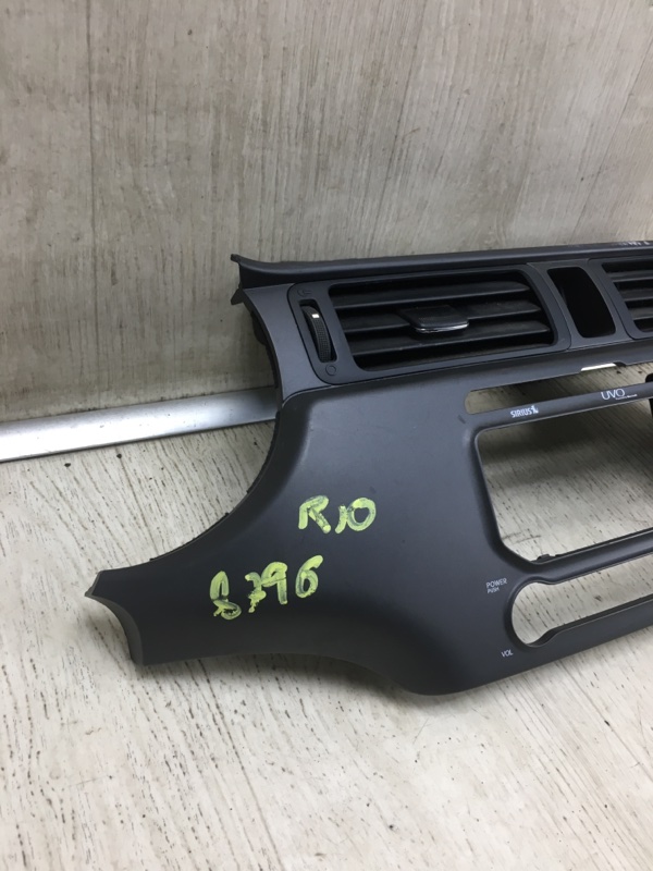 Накладка торпедо центр. RIO UB 2011-2017 2012 UB 1.6 G4FD
