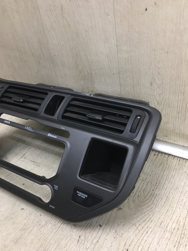 Накладка торпедо центр. RIO UB 2011-2017 2012 UB 1.6 G4FD