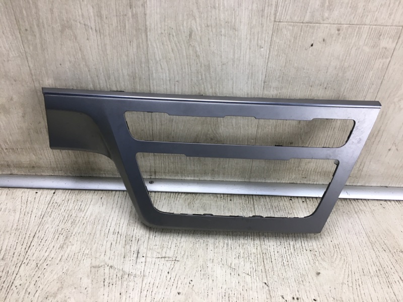 Запчасть накладка торпедо HYUNDAI SONATA LF 2014- 2014 LF 2.4 G4KJ 84745-C2250UN5 Б/У Накладка торпедо HYUNDAI SONATA LF 2014- 2014 LF 2.4 G4KJ 84745-C2250UN5 Б/У