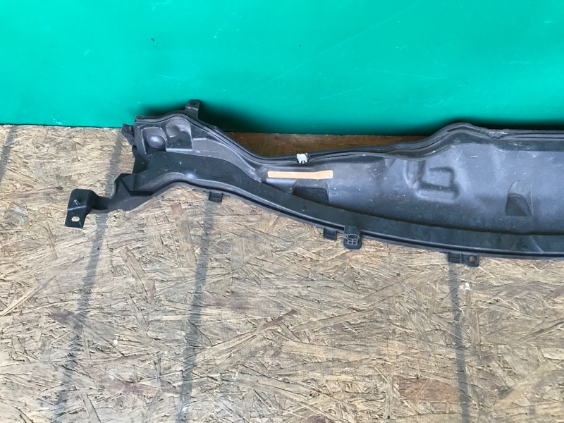 Пластик под лобовое стекло / Жабо FIESTA 08-17 2013 Хэтчбек 1.6 XDEZ