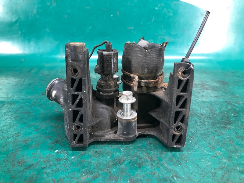 Фланец системы охлаждения FIESTA 08-17 2013 Хэтчбек 1.6 XDEZ