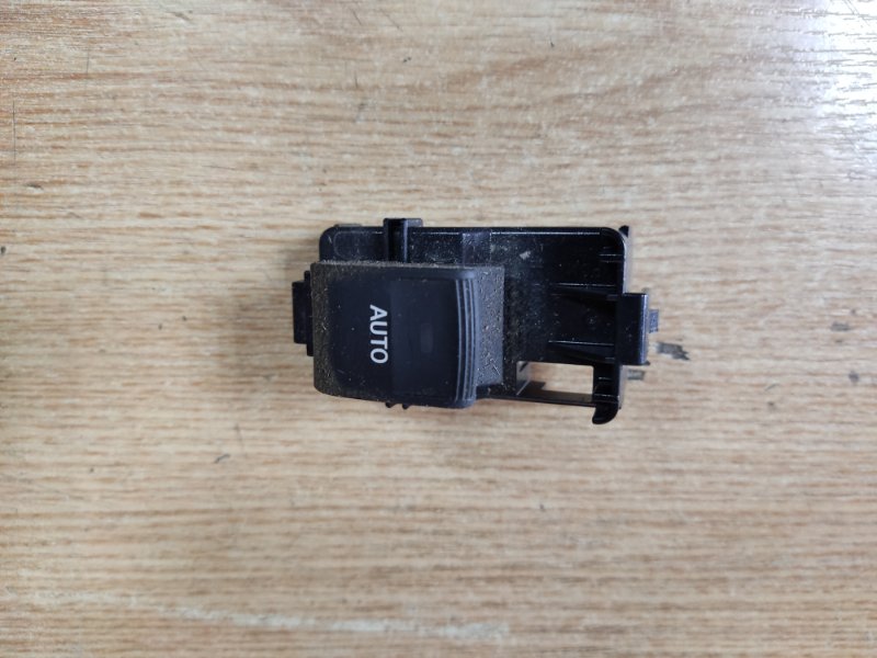 Кнопка стеклоподъемника TOYOTA SIENNA 11-16 2013 GSL30 3.5 2GR-FE 84810-0T010 Б/У