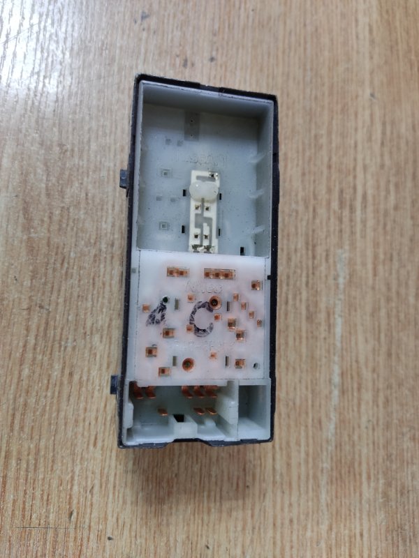 Кнопка стеклоподъемника передняя правая TIIDA/VERSA C11 04-11