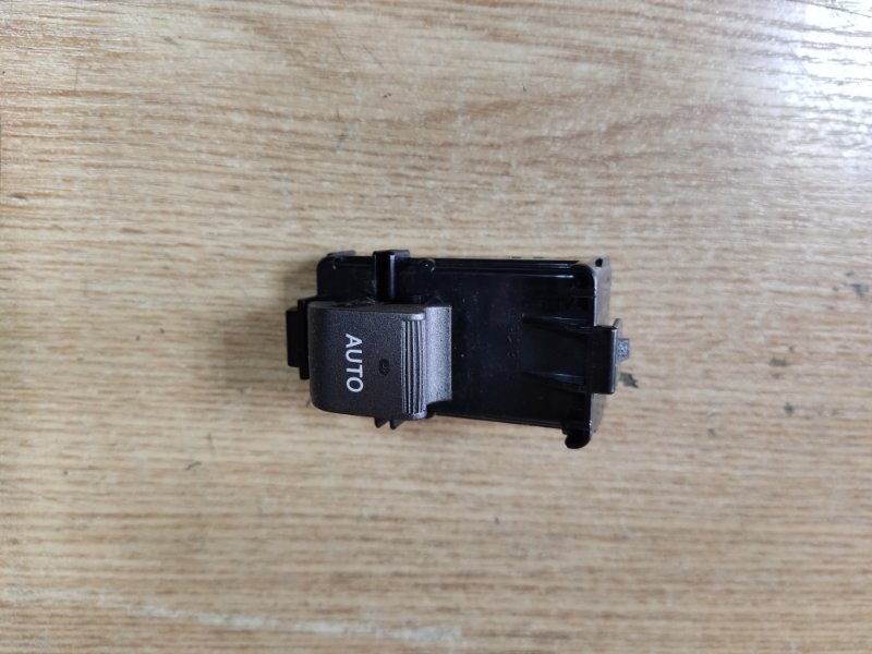 Запчасть кнопка стеклоподъемника LEXUS LS460 06-12 2007 Седан 4.6 84810-50020 Б/У Кнопка стеклоподъемника LEXUS LS460 06-12 2007 Седан 4.6 84810-50020 Б/У