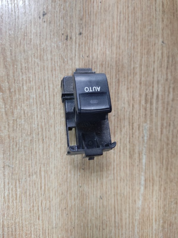 Кнопка стеклоподъемника передняя правая TOYOTA PRIUS - 30 09-17 84810-33120 Б/У