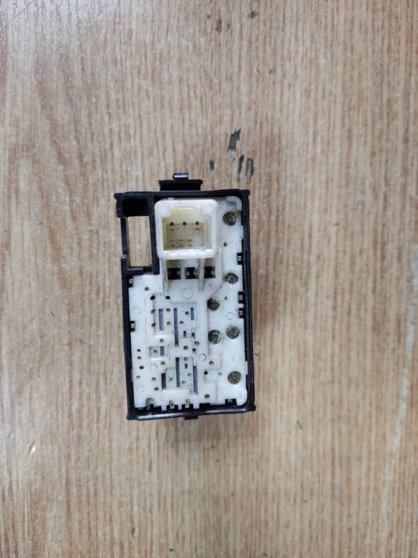 Кнопка стеклоподъемника передняя правая PRIUS - 30 09-17