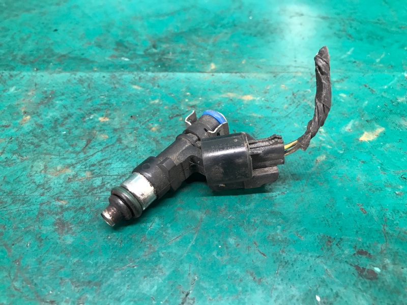 Запчасть форсунка топливная FORD FIESTA 08-17 2013 Хэтчбек 1.6 XDEZ BE8Z-9F593-B Б/У Форсунка топливная FORD FIESTA 08-17 2013 Хэтчбек 1.6 XDEZ BE8Z-9F593-B Б/У