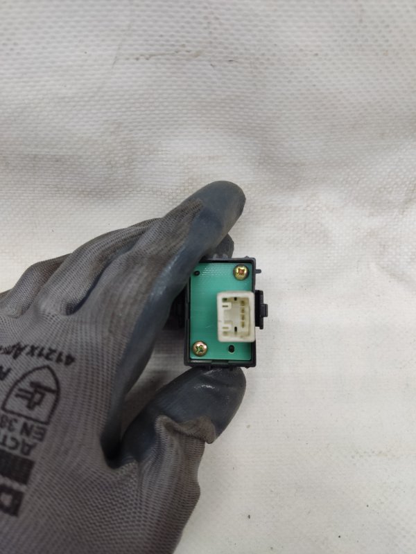 Кнопка центрального замка TOYOTA CAMRY 40 06-11