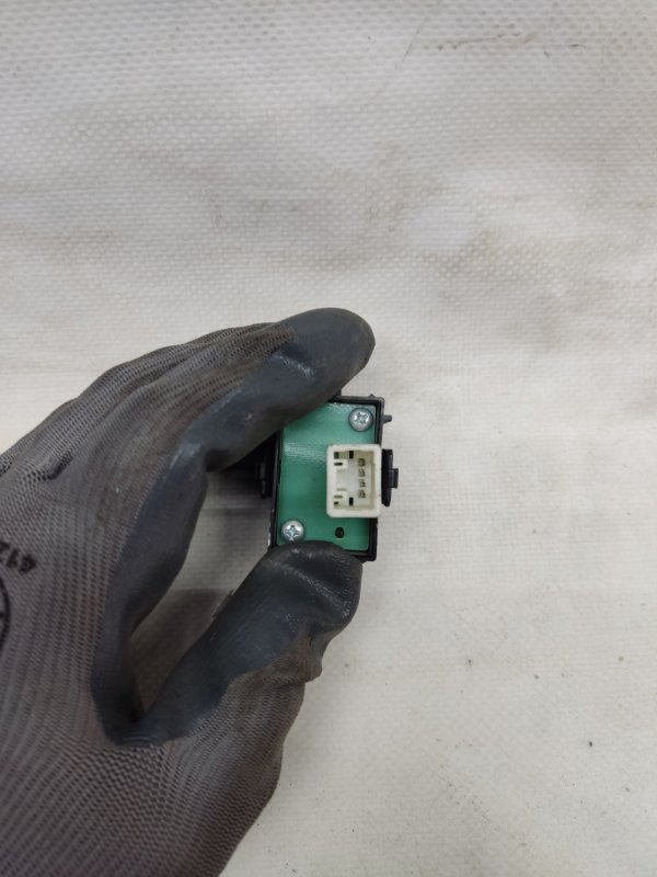 Кнопка центрального замка TOYOTA PRIUS - 30 09-17