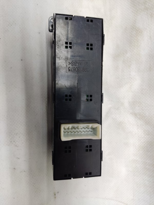 Блок управления стеклоподъемниками передний левый KIA SOUL PS 13-19 Блок управления стеклоподъемниками передний левый KIA SOUL PS 13-19