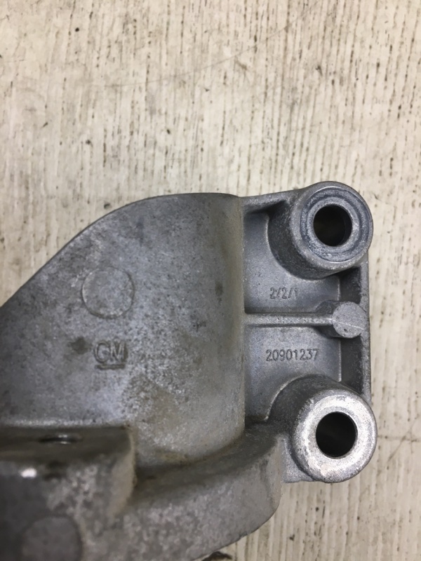 Кронштейн промежуточного вала MALIBU 12-15 2015 V300 2.5 LCV