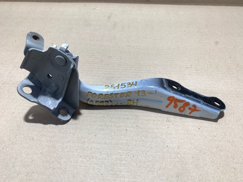 Петля капота правая SUBARU FORESTER 12-19 2018 2.5 57260SG0009P Б/У