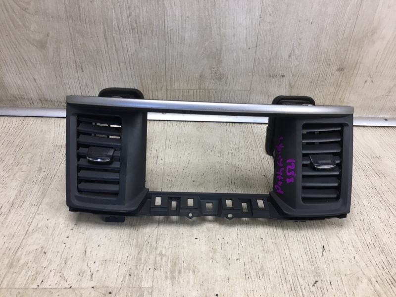 Накладка торпедо центр. NISSAN PATHFINDER R52 12-21 2014 R52 3.5 VQ35DE 68270-3KA0A Б/У