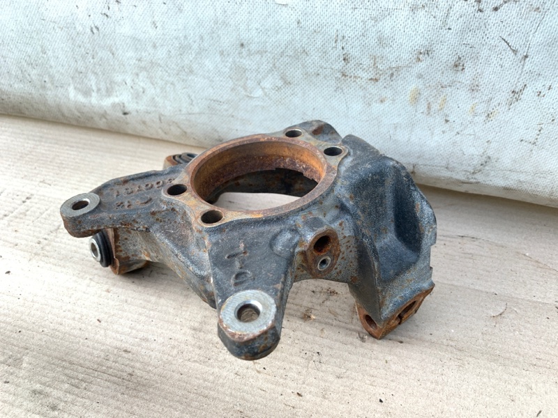 Цапфа левая SUBARU FORESTER 12-19 2.5