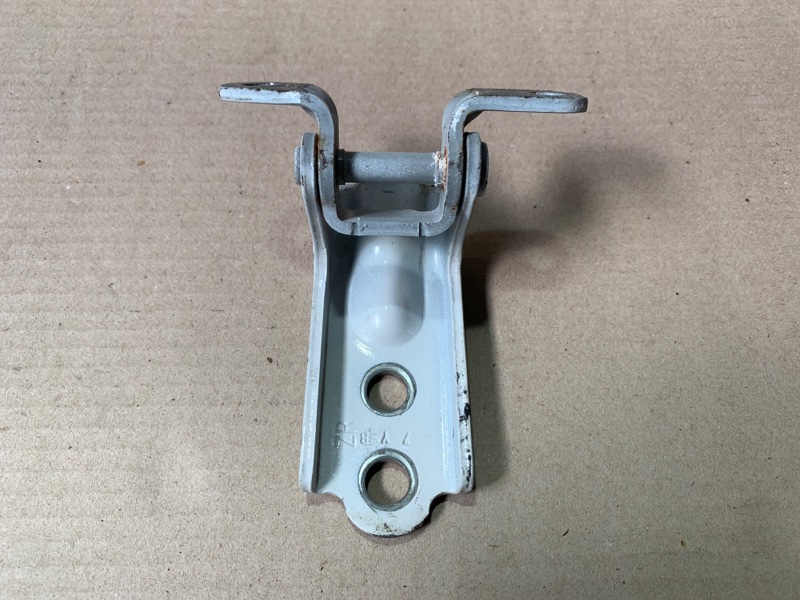 Петля двери нижняя задняя правая SUBARU FORESTER 12-19 2.5