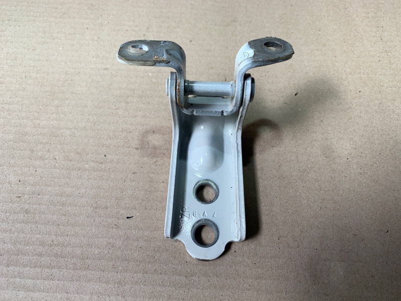 Петля двери нижняя задняя левая SUBARU FORESTER 12-19 2.5