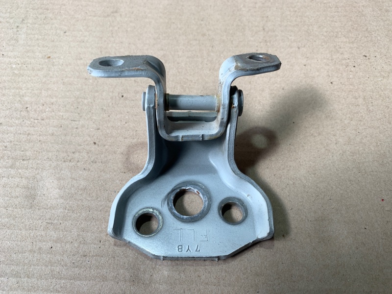 Петля двери нижняя передняя левая SUBARU FORESTER 12-19 2.5