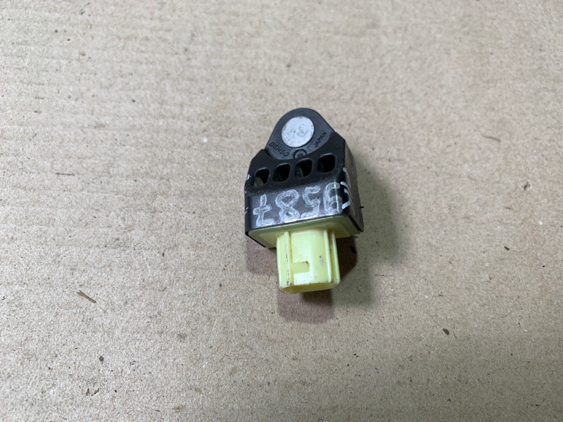 Датчик удара передний правый SUBARU FORESTER 12-19 2018 2.5 98237SG040 Б/У