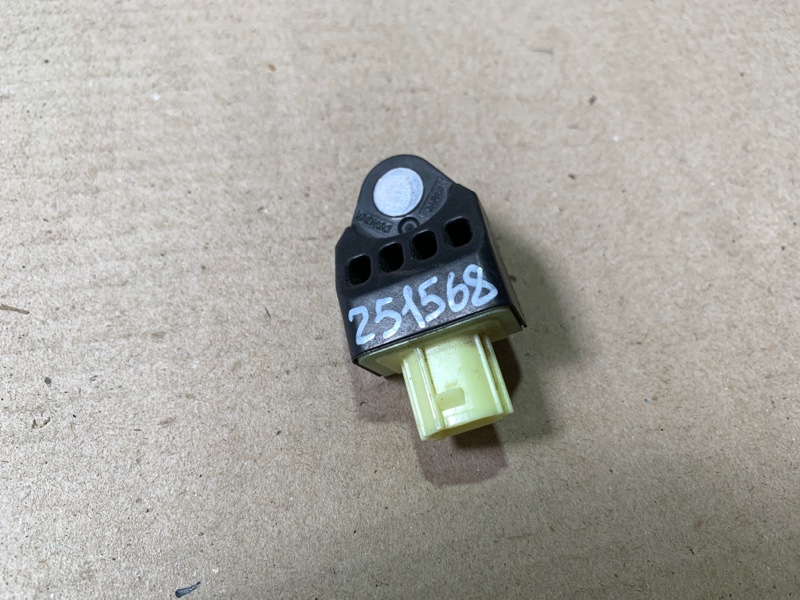 Датчик удара передний правый SUBARU FORESTER 12-19 2018 2.5 98237SG010 Б/У