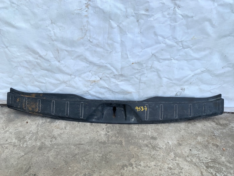 Накладка на порог багажника SUBARU FORESTER 12-19 2018 2.5 94026SG000VH Б/У