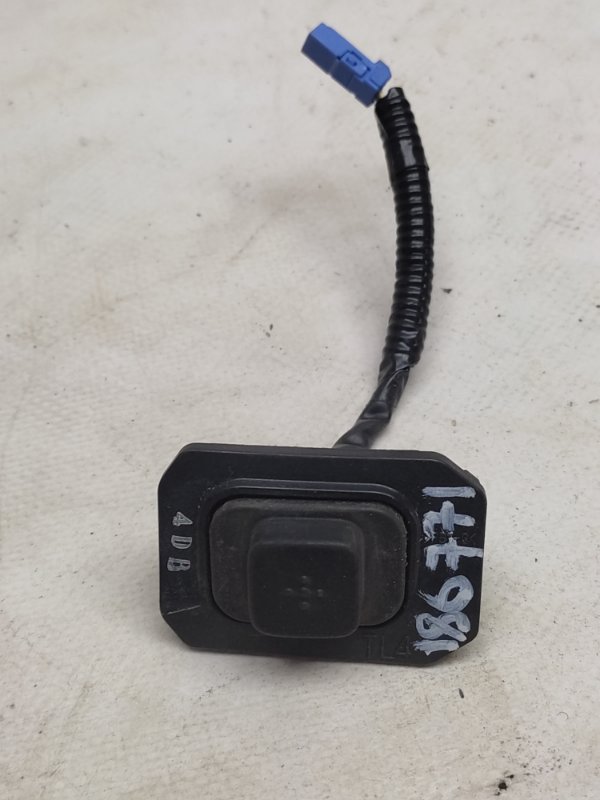 Запчасть кнопка открывания багажника наружная задняя ACURA RDX 12-19 2015 TB3 3.5 J35Z2 38369-TX4-A01 Б/У Кнопка открывания багажника наружная задняя ACURA RDX 12-19 2015 TB3 3.5 J35Z2 38369-TX4-A01 Б/У