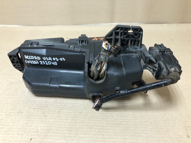 Блок предохранителей моторный отсек ACCORD USA 03-07 2007 UC1 J30A Блок предохранителей моторный отсек ACCORD USA 03-07 2007 UC1 J30A